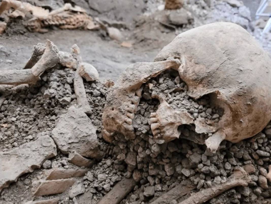 Gördükleri manzara sonrası kusarak dışarı kaçtılar! 2000 yıllık binanın içerisine giren arkeologlar hayatının şokunu yaşadı 3